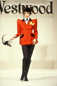 215245799_VivienneWestwood1994WomenRTW45.thumb.jpg.db70d266f02ee37d3005d6dba32aa697.jpg