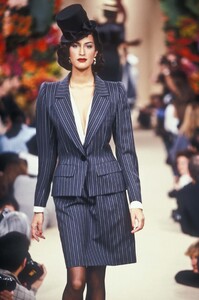 230274387_YvesSaintLaurent1995HauteCouture18.thumb.jpg.c2174fd660ee0f86486896572188c99c.jpg