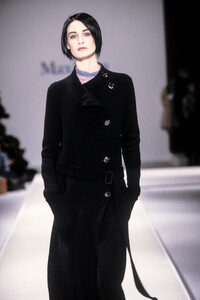 261218211_MaxMara2001WomenRTW76.thumb.jpg.844dd5180d3f2fd673136f07927a690b.jpg