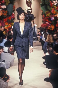 37787231_YvesSaintLaurent1995HauteCouture17.thumb.jpg.a3737077de43c6f61af30fe87169cebd.jpg