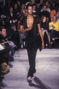 461270438_DirkBikkembergs1998WomenRTW19.thumb.jpg.a5d74f32594d891eae6ac9718182a952.jpg