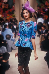 478613725_YvesSaintLaurent1995HauteCouture143.thumb.jpg.aeff026c0571e740aff5e78599f149b8.jpg