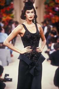 531338275_YvesSaintLaurent1995HauteCouture188.thumb.jpg.a913149cf6ed5887c59c80d1dbd6d105.jpg