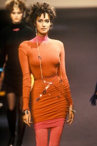 612382433_KarlLagerfeld1994WomenRTW3.thumb.jpg.6869030aab93ba4eca06dff5653493cd.jpg