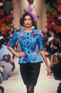 622816276_YvesSaintLaurent1995HauteCouture142.thumb.jpg.174cec24aa62844ca38007bae4a0e6a2.jpg