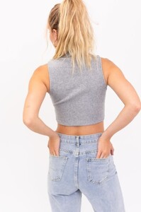 744722600_le-lis-mock-neck-sleeveless-crop-top(2).thumb.jpg.8589559514de76e2727529cc6f8b8648.jpg