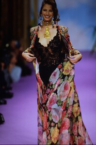 766384294_Christian-Lacroix-Couture-Spring1993-Christy-Turlington(20).thumb.jpg.bdd23c608e09ba9caa25ecd117ebe053.jpg