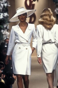 786688333_YvesSaintLaurent1994HauteCouture26.thumb.jpg.0048090ba1c2b7039b35c95ed2bf6e38.jpg