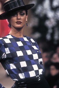 824189802_YvesSaintLaurent1994HauteCouture36.thumb.jpg.463266bf23a53a8e9955db53c18a128d.jpg