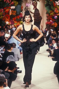 932857092_YvesSaintLaurent1995HauteCouture186.thumb.jpg.fcd47317655a3e0483332274a2d2e088.jpg