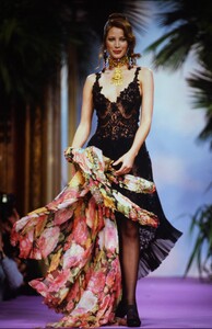 955193127_Christian-Lacroix-Couture-Spring1993-Christy-Turlington(24).thumb.jpg.e94ea1c3bde81f9e9b72f17c0afe8233.jpg