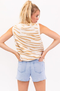 tiger-print-sweater-vest-beige-3d92b4c3_l.thumb.jpg.4119f3fbf5a9d57f365a1d89aaee620c.jpg