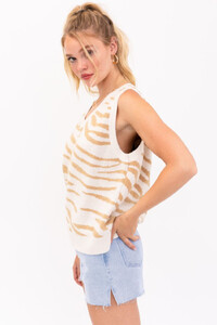 tiger-print-sweater-vest-beige-885e6508_l.thumb.jpg.1bd65da00a70a0a8a0a88981a71a2c7d.jpg
