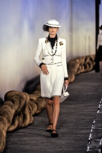 005-chanel-spring-2001-couture-CN10010901-stella-tennant.jpg