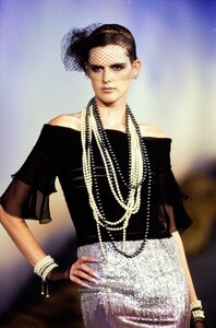 055-chanel-spring-2001-couture-details-CN10051457-stella-tennant.jpg
