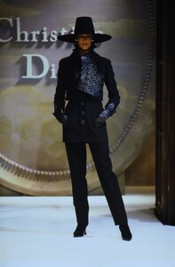 109351068_dior-hc-fw-1993(4).thumb.jpg.35eeb8c93e3387a25d15a5eda59f305e.jpg