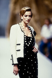 1102954265_Chanel1991HauteCouture71.thumb.jpg.43f3774cababc5daebad66e36e5586ed.jpg