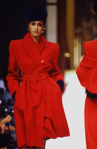 1149016272_givenchy-hc-fw-1991(2).thumb.jpg.ec3e630cb13d33250b7053c48c44fbe0.jpg
