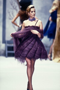 1177443167_Chanel1991HauteCouture22.thumb.jpg.c8c3c5fa7ffed132cf7157a7e06db788.jpg
