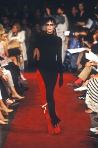 1583765360_JeanPaulGaultier1997HauteCouture46.thumb.jpg.5a71ddbc7e95a059ff715fe95c616c53.jpg