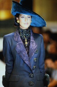 1585245937_dior-hc-fw-1993(1).thumb.jpg.d44f2491570e937d4a3b038f7e85031a.jpg