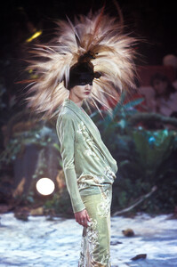 1651412087_Givenchy1998HauteCouture100.thumb.jpg.09551f11ad697e7762d99e1c638a9d9d.jpg