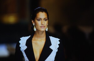 1668626675_dior-hc-fw-1993(9).thumb.jpg.9c46c738fa518e26ee4b75dc58091d7f.jpg