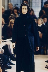 1689387834_PradaRTW-FallWinter1990(4).thumb.jpeg.980a3c1b5c8a760968b3046d62db75c5.jpeg
