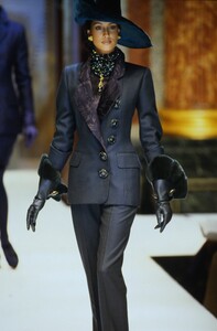 357934502_dior-hc-fw-1993(2).thumb.jpg.bc31909ca0af77a5c54f58745a8aa0e9.jpg
