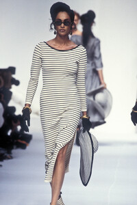 437690686_ChristianDior1993WomenRTW37.jpg.5f097e104cd86f9a0e3a7df15318b431.thumb.jpg.8eab68280028df807c8e5a8d4567a31c.jpg