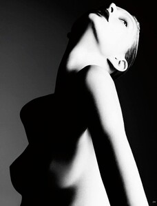 Hassett_Vogue_Germany_April_2013_01.thumb.jpg.5ce0033a4624f21590b9df61e4a30387.jpg