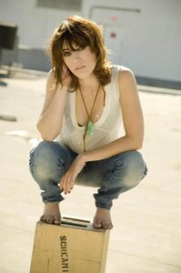 Lizzy_Caplan_032.jpg