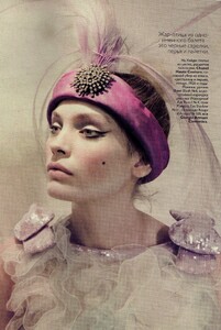 Roversi_Vogue_Russia_May_2010_06.thumb.jpg.78f687f92357d0c11b567496a76a3882.jpg