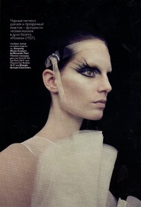 Roversi_Vogue_Russia_May_2010_07.thumb.jpg.b252e2bfa99c35a159b9d74e08b99718.jpg