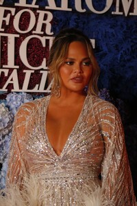 chrissy-teigen-luisaviaroma-for-unicef-event-in-capri-07-31-2021-0.thumb.jpg.9e5a4c8948d12fc2f13fa8364ff26e36.jpg