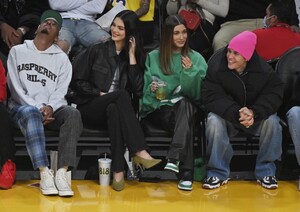 hailey-rhode-bieber-and-kendall-jenner-la-lakers-and-phoenix-suns-game-in-la-10-22-2021-0.jpg