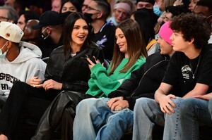 hailey-rhode-bieber-and-kendall-jenner-la-lakers-and-phoenix-suns-game-in-la-10-22-2021-10.jpg