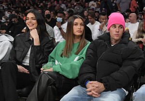 hailey-rhode-bieber-and-kendall-jenner-la-lakers-and-phoenix-suns-game-in-la-10-22-2021-11.jpg