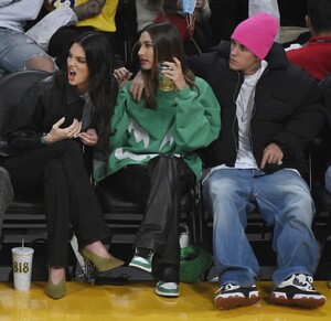 hailey-rhode-bieber-and-kendall-jenner-la-lakers-and-phoenix-suns-game-in-la-10-22-2021-2.jpg