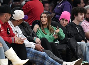 hailey-rhode-bieber-and-kendall-jenner-la-lakers-and-phoenix-suns-game-in-la-10-22-2021-5.jpg