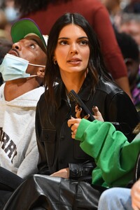 hailey-rhode-bieber-and-kendall-jenner-la-lakers-and-phoenix-suns-game-in-la-10-22-2021-7.jpg