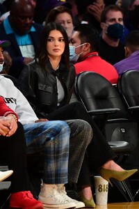 hailey-rhode-bieber-and-kendall-jenner-la-lakers-and-phoenix-suns-game-in-la-10-22-2021-8.jpg