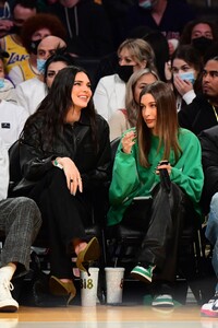 hailey-rhode-bieber-and-kendall-jenner-la-lakers-and-phoenix-suns-game-in-la-10-22-2021-9.jpg