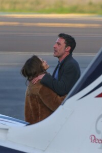 jennifer-lopez-and-ben-affleck-airport-in-la-11-07-2021-1.jpg