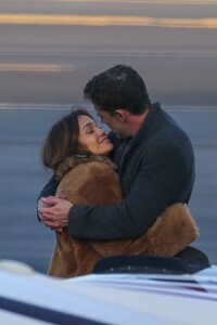 jennifer-lopez-and-ben-affleck-airport-in-la-11-07-2021-12.jpg