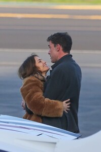 jennifer-lopez-and-ben-affleck-airport-in-la-11-07-2021-2.jpg