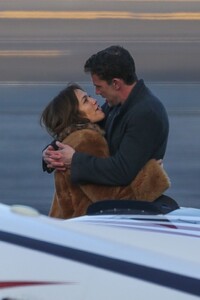 jennifer-lopez-and-ben-affleck-airport-in-la-11-07-2021-5.jpg