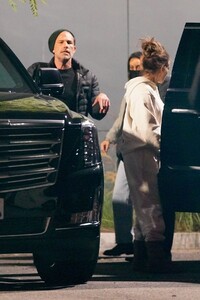 jennifer-lopez-and-ben-affleck-touching-down-in-a-private-jet-in-los-angeles-11-19-2021-0.jpg