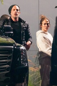 jennifer-lopez-and-ben-affleck-touching-down-in-a-private-jet-in-los-angeles-11-19-2021-3.jpg
