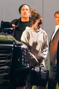 jennifer-lopez-and-ben-affleck-touching-down-in-a-private-jet-in-los-angeles-11-19-2021-4.jpg